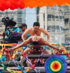 alfonso-herrera-celebra-desfile-gay-con-apasionado-beso