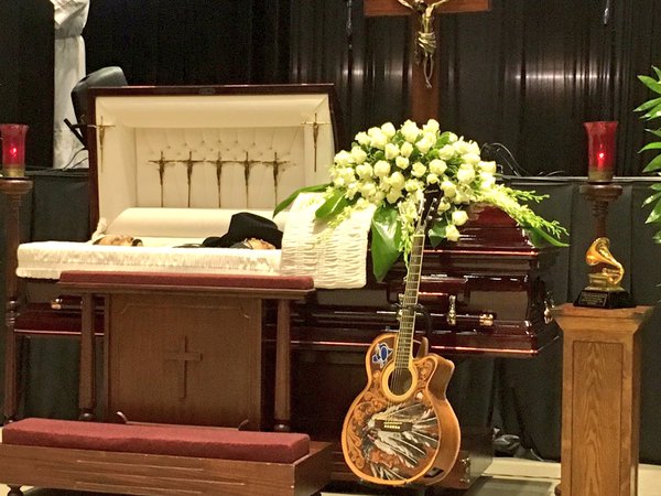 el-pblico-despide-a-emilio-navaira-en-su-funeral el-pblico-despide-a-emilio-navaira-en-su-funeral