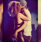 enrique-iglesias-manosea-a-vocalista-en-pleno-concierto-video