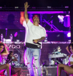 video-fan-se-niega-a-besar-a-maluma-en-monterrey