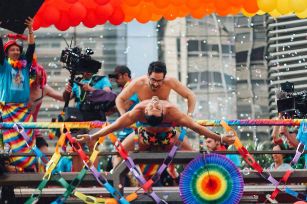 alfonso-herrera-celebra-desfile-gay-con-apasionado-beso alfonso-herrera-celebra-desfile-gay-con-apasionado-beso