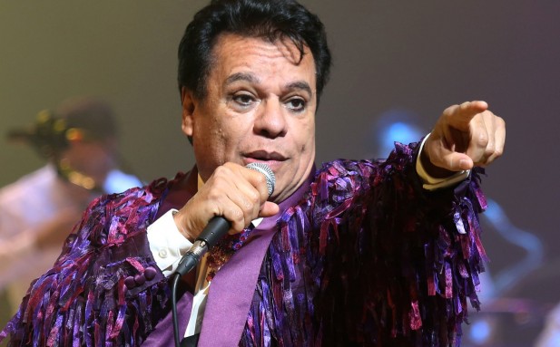 juan-gabriel-anuncia-se-lesiona-en-concierto juan-gabriel-anuncia-se-lesiona-en-concierto