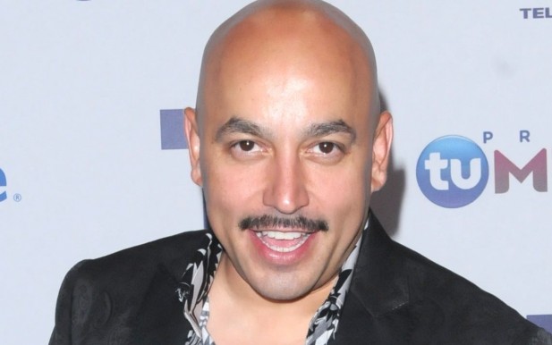 lupillo-no-sabe-ligar-hasta-con-su-esposa-le-ayudaron lupillo-no-sabe-ligar-hasta-con-su-esposa-le-ayudaron